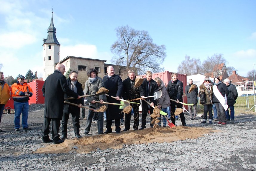 Ein lustiger Augenblick, in dem der Sand durch die Gegend fliegt. Die Knirpse der Kindertagesst&auml;tte "Sonnenschein" h&auml;tten ihren Spa&szlig; daran gehabt. Aber die Gro&szlig;en hatten ihn auch.