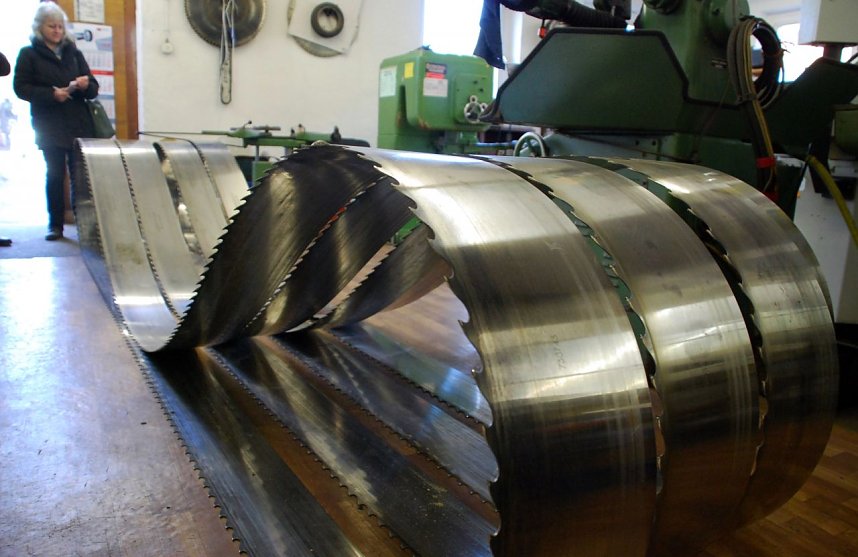 Die riesigen Bands&auml;gebl&auml;tter werden reichlich strapaziert. Immerhin werden t&auml;glich zwischen 60 und 100 Festmeter Holz (ein Festmeter - eine Tonne Gewicht) im Werk verarbeitet. Die S&auml;gebl&auml;tter m&uuml;ssen bis zu achtmal t&auml;glich gewechselt und gesch&auml;rft werden.