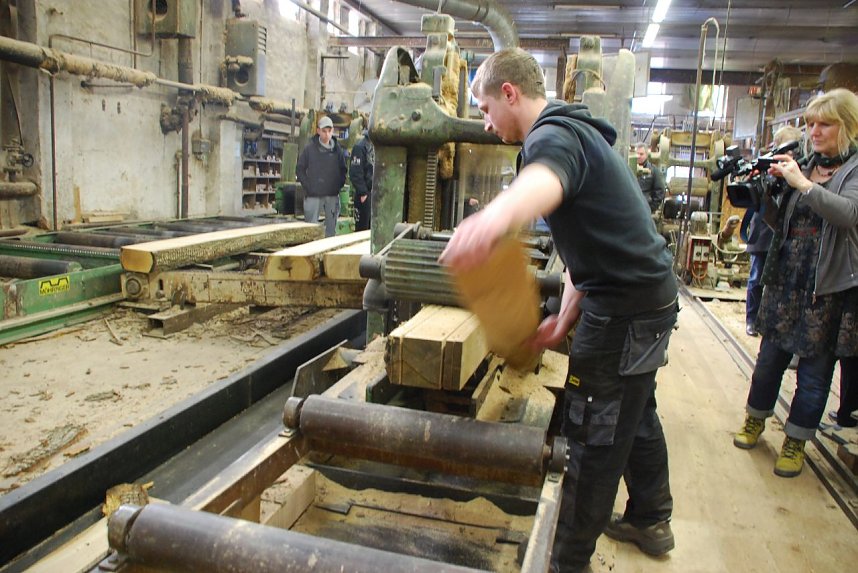 Sebastian Becker entfernt die Au&szlig;enbretter.