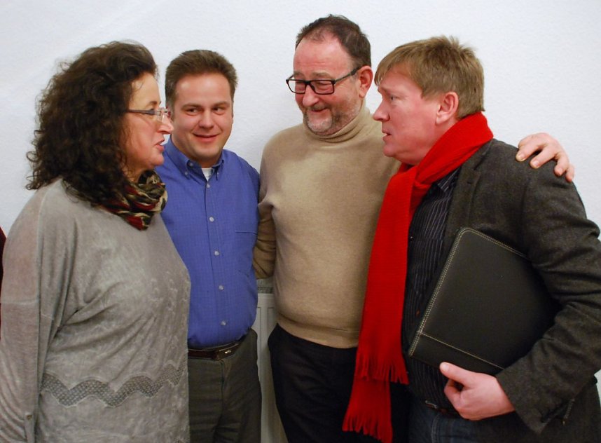 FBM-Landtagskandidatin Bettina Hellfayer, FBM-Landesvorsitzender Andreas Koch, Gast Dr. Joachim Haferkorn und Landtagsmitglied und -kandidat Norbert Born (SPD) im Gespr&auml;ch.
