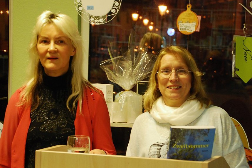 "Die B&uuml;cherfee" Sylvia Geilert (links) und Autorin Isolde Kakoschky.