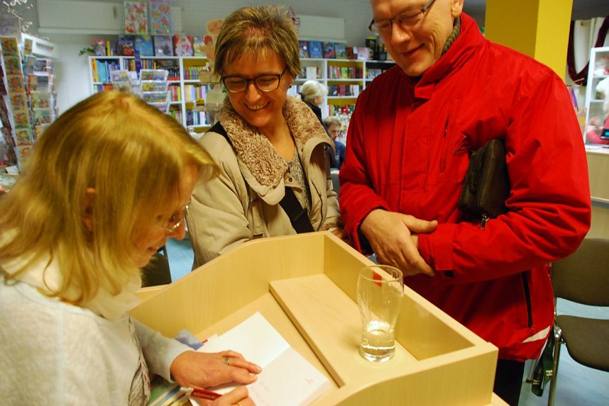 Begeisterte Besucher der Lesung, die ISKA um ein Autogramm gebeten haben.