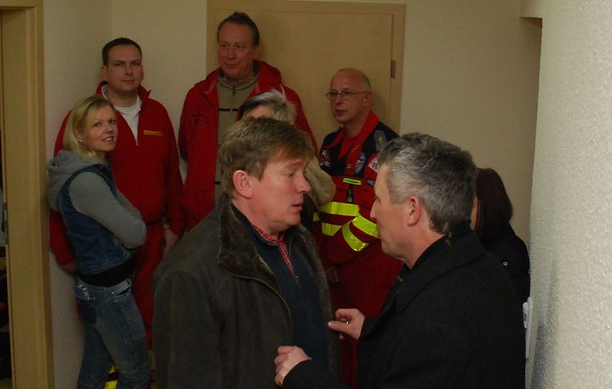 Intensiv im Gespr&auml;ch &uuml;ber das, was immer noch die Gem&uuml;ter erregt, wie selten in den Jahren zuvor - die Landtagswahl vor zwei Tagen: der langj&auml;hrige SPD-Landtagsabgeordnete Norbert Born (von links) und, ihm gegen&uuml;ber, Detlef Stamfus von der Kommunalaufsicht der Kreisverwaltung und Leiter des Rechtsamtes.