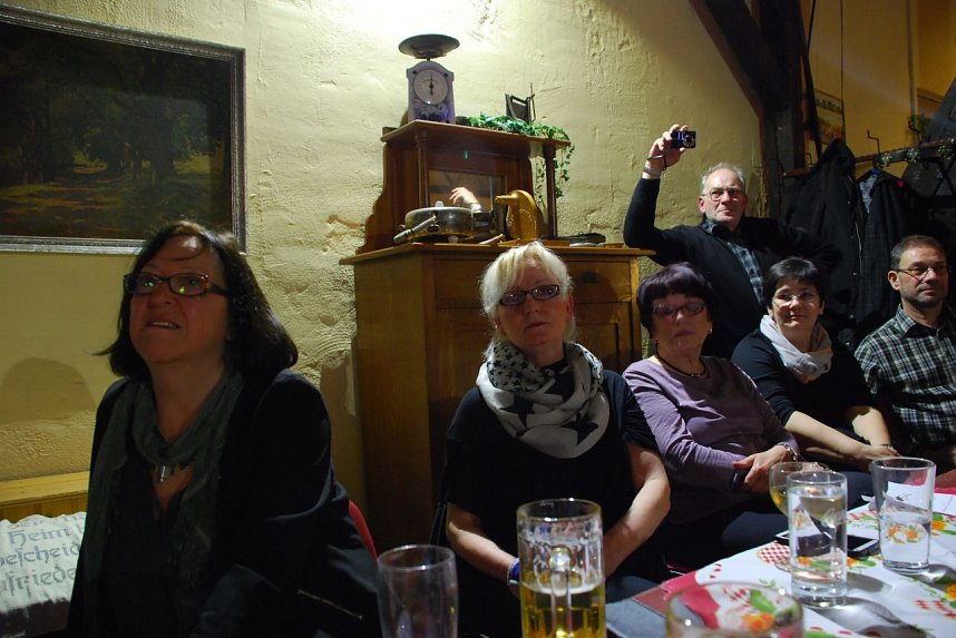 Das Ambiente der Kulturscheune ist angenehm. Alte M&ouml;bel wirken hier nicht wie abgestellt, sondern wie platziert. Das schafft Heimeligkeit, in der sich auch diese Sangerh&auml;user Besucher fast schon geborgen f&uuml;hlten.