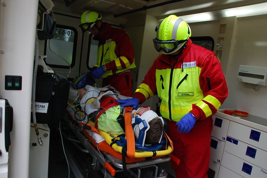 Die &Uuml;bung wurde bis zum Lagern des Verletzten im Krankenwagen durchgezogen, um gr&ouml;&szlig;tm&ouml;gliche Realit&auml;tsn&auml;he zu erreichen.