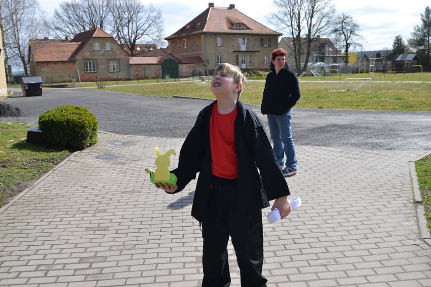 Eine zweite Oster&uuml;berraschung kam von oben: die Sonne. Nach Tagen lie&szlig; sie sich erstmals wieder blicken. Hardi reckte ihr seine Nase entgegen.