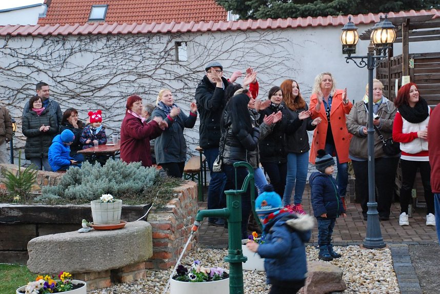 Ein Schlagerstar begeistert. Es wird getanzt, gewippt oder applaudiert.