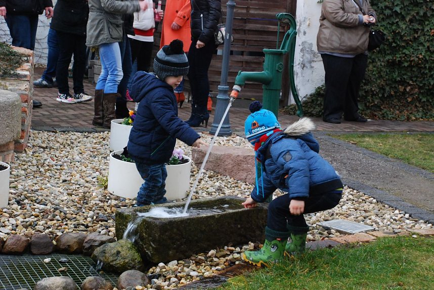 Was interessiert uns die Musik? Die Pumpe und der Wasserstrahl sind doch viel interessanter. Das sagten sich jedenfalls diese Jungs. Die &uuml;brigens ziemlich gut erzogen waren, denn sie beachteten die Ermahnungen, nicht ihre Sachen nass zu machen. Irgendwie jedenfalls klappte das.