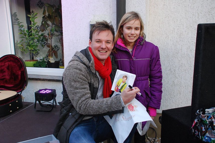 Sophie holte sich eine CD und ein Autogramm des K&uuml;nstlers. Hier waren beide stolz - der K&uuml;nstler auf seinen Fan, der Fan auf seine Bekanntschaft mit einem sympathischen S&auml;nger und Musiker.