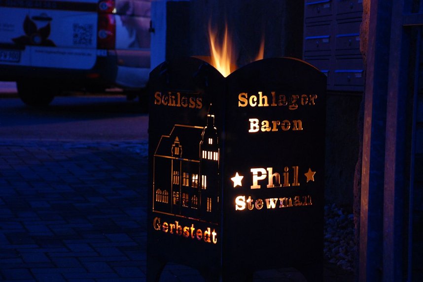 Osterfeuer in solchen exklusiven Feuerschalen wiesen den Eingang zur Osterparty in Klostermansfeld. Und sp&auml;ter leider auch den Ausgang f&uuml;r den Heimweg.