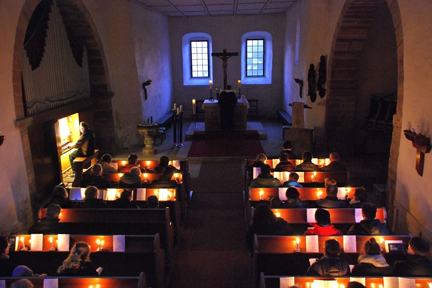 Gegen 7 Uhr wurde es drau&szlig;en hell. Das Licht der Kerzen mischte sich nun mit dem aus Richtung Osten hereinfallenden Tageslicht.