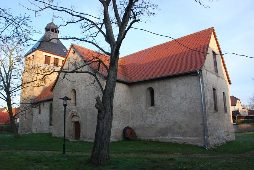 Die Wolferstedter Veitskirche am Ostersonntagmorgen kurz nach 7.30 Uhr im &ouml;sterlichen Sonnenlicht.