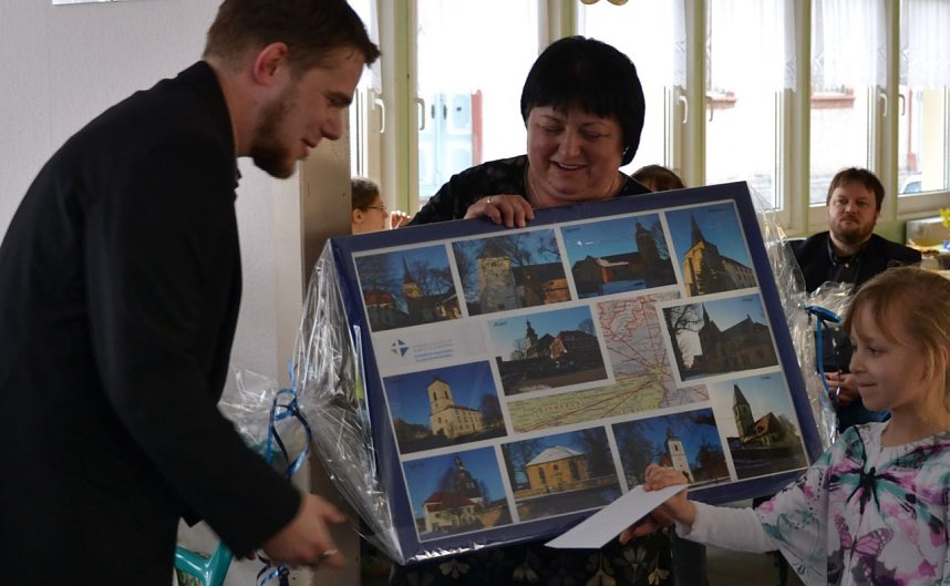 Mit einem Augenzwinkern &uuml;berreichte Gemeindekirchenr&auml;tin Jutta Pfeiffer dem neuen Pfarrer eine Collage, auf der die Kirchen seines Pfarrbereiches zu sehen sind: "Damit sie sie leichter finden." Er k&uuml;ndigte an, ab dieser Woche alle diese Kirchen besuchen zu wollen.