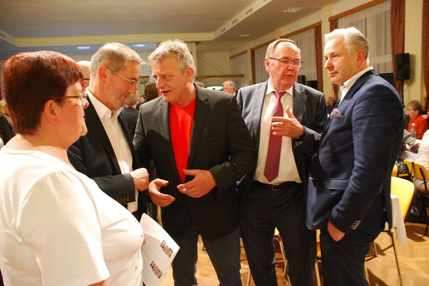 Gespr&auml;che am Rande der Veranstaltung. Hier (im roten Shirt) Lutz Haring, Pr&auml;sident des Kampfsport-Athletik-Vereins, im Gespr&auml;ch mit Matthias Platzeck, daneben Karl-Heinz Daehre und Klaus Wowereit.