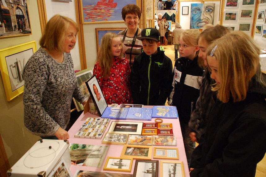 Gisela Renker bot einen interessanten Stand, bei dem insbesondere exzellente Fotografien ihrer Heimatgemeinde Helbra auffielen.