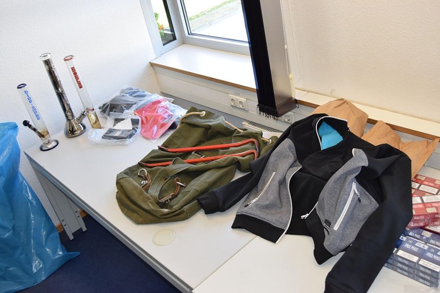 Waffen, Masken, Kleidung und Beutegut