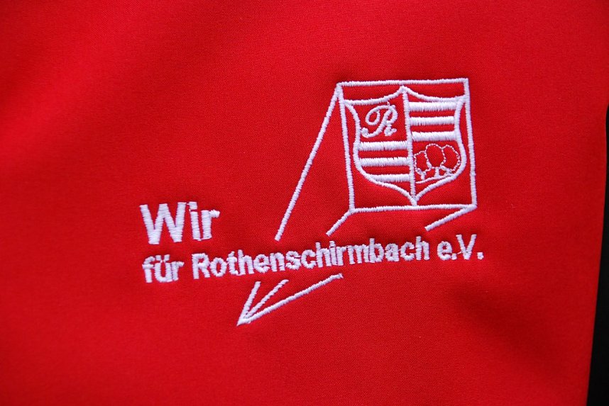 Die gute Seele der Gemeinde: der Verein "Wir f&uuml;r Rothenschirmbach". Er tr&auml;gt seinen Vereinsnamen stolz als Stickerei auf den Vereinsjacken.