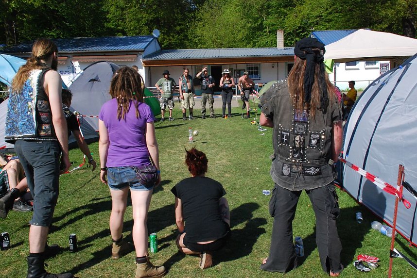Sport ist gesund. Solche Aktionen haben bei Festivals ihren eigenen Reiz. Hier zum Beispiel muss mit dem Wurfball die leere Wasserflasche getroffen und vom Gegner schnellstens wieder aufgestellt werden. In der Zeit schl&uuml;rfen die Ballwerfer ihr Getr&auml;nk. Mehr Infos zu dem Spiel: siehe Darktroll Festival 8.