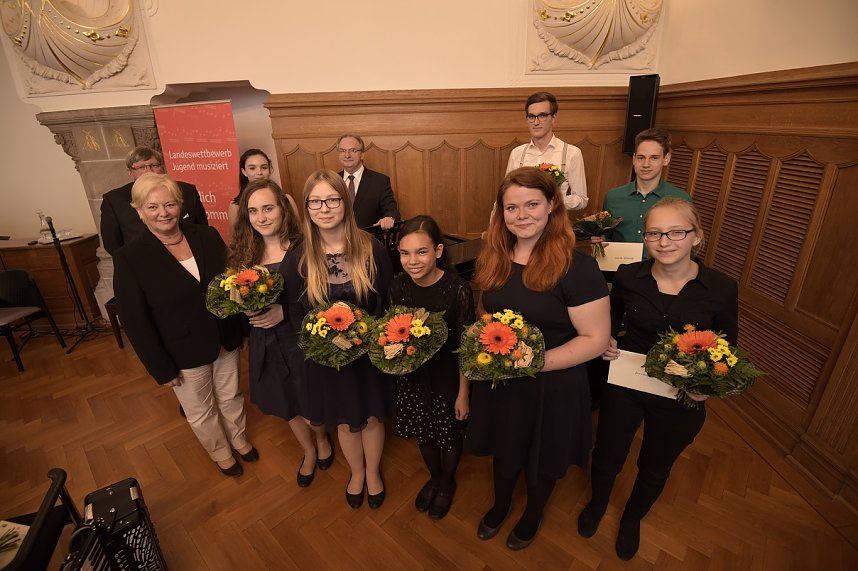 Gruppenbild am Steinway-Fl&uuml;gel: Die ausgezeichneten sachsen-anhaltischen Erstplatzierten beim Bundeswettbewerb Jugend musiziert.