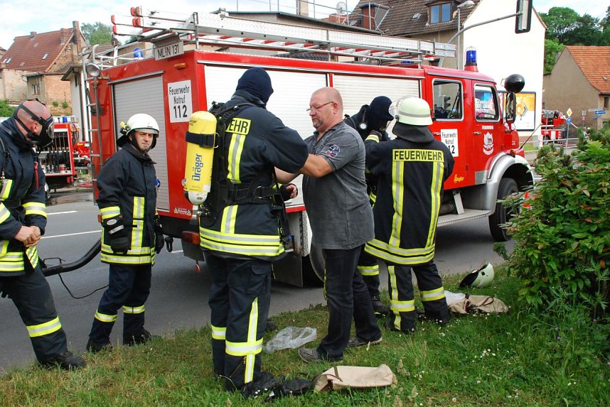 Vorbereitung auf den Einsatz in voller Schutzkleidung. Das Ankleiden ist m&uuml;hsam. Gut, wenn da jemand hilft.