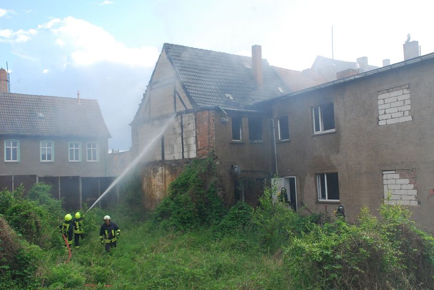 Auch von der Gartenseite aus musste das Haus besprengt werden. Einige Fachwerkbalken hatten bereits zu brennen begonnen.
