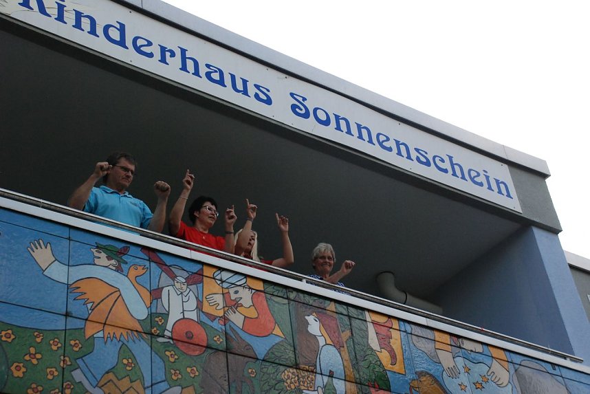 Ausgelassene Stimmung herrschte beim Platzkonzert der Fanfarengarde auch auf dem Balkon.