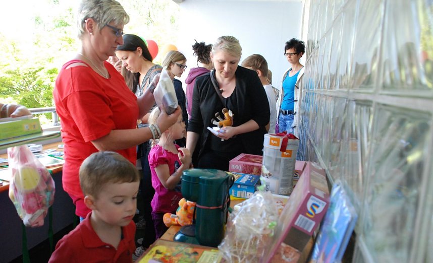 Eine Tombola, die Spa&szlig; machte, denn hier hie&szlig; es: "Jedes Los gewinnt."