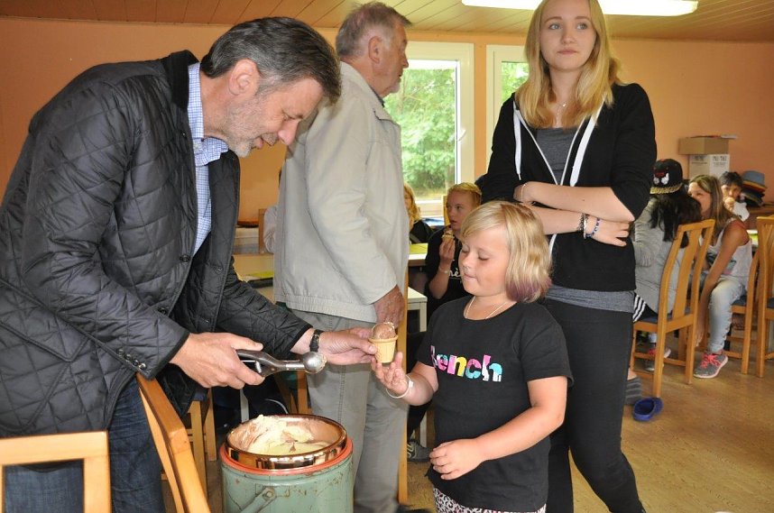 Frank Mauder, amtierender Pr&auml;sident des Lions Club Eisleben, verteilt Eis.