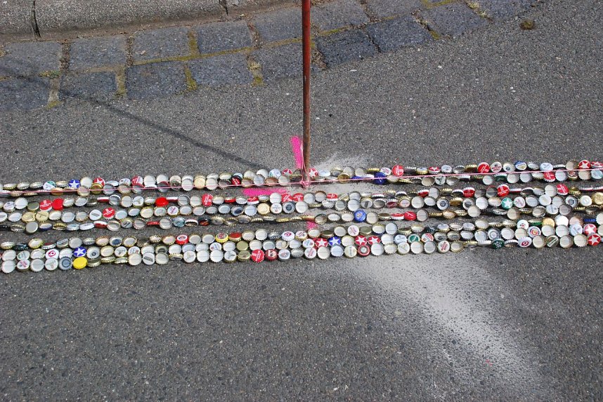 Komisch: Sonst &auml;rgert einen schon ein einzelner Bierdeckel auf der Stra&szlig;e! In Bornstedt ist das irgendwie anders.