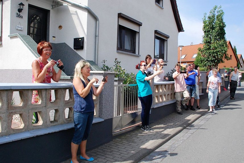Wildes Gestikulieren, fr&ouml;hliches Zurufen, doch bitte zu l&auml;cheln - in Bornstedt sind die Paparazzi ebenso ambitioniert, doch irgendwie lustiger drauf als im Rest der Welt.