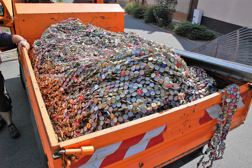 Hier liegt eine mehr als drei Kilometer lange Kette aus Flaschenverschl&uuml;ssen.