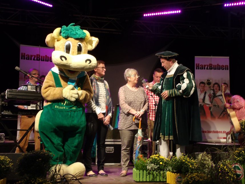 Frau Klopfleisch er&ouml;ffnet das Seniorenfest