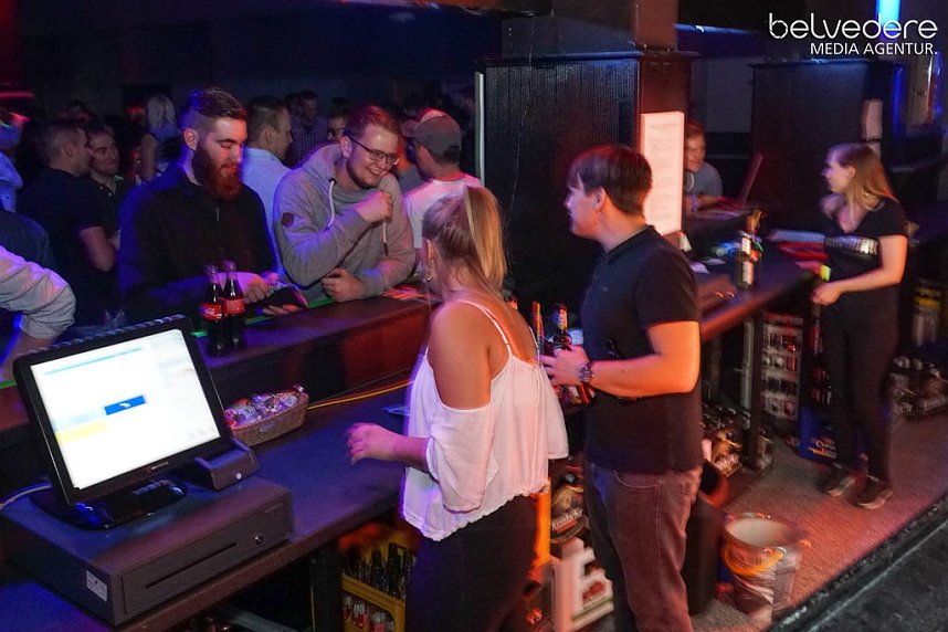 Wir bekennen Farbe! - so hie&szlig; das Motto der Nacht vom Samstag zu Sonntag im Nordh&auml;user Jugendclubhaus. Auf die G&auml;ste wartete nicht nur jede Menge Licht, sondern auch jede Menge toller Musik. Wir haben wieder die Galerie f&uuml;r Sie zusammengestellt.