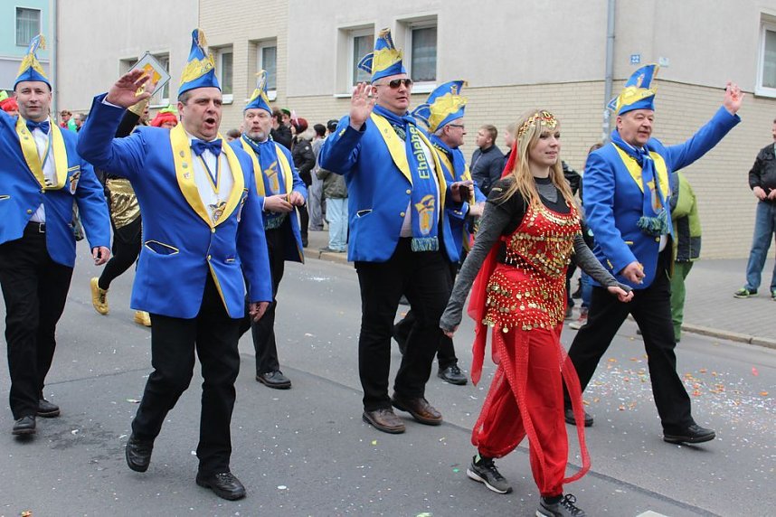 N&auml;rrinnen und Narren ziehen durch die Stadt (2)