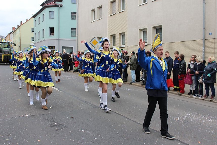N&auml;rrinnen und Narren ziehen durch die Stadt (2)