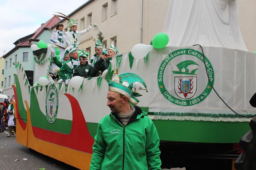 N&auml;rrinnen und Narren ziehen durch die Stadt (2)