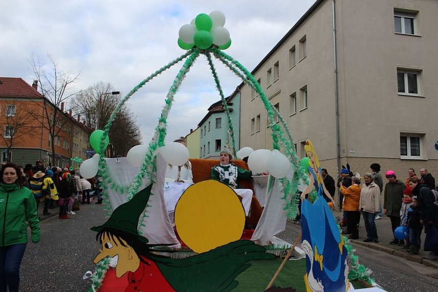 N&auml;rrinnen und Narren ziehen durch die Stadt (2)