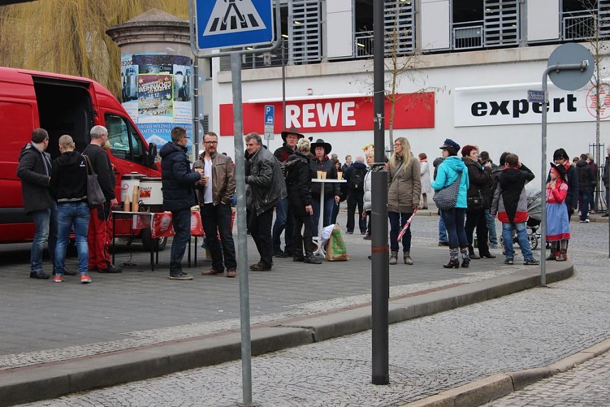 N&auml;rrinnen und Narren ziehen durch die Stadt (2)