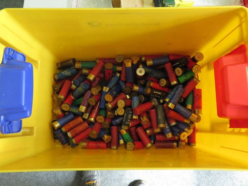 Pr&auml;sentation der sichergestellten Waffen und Munition