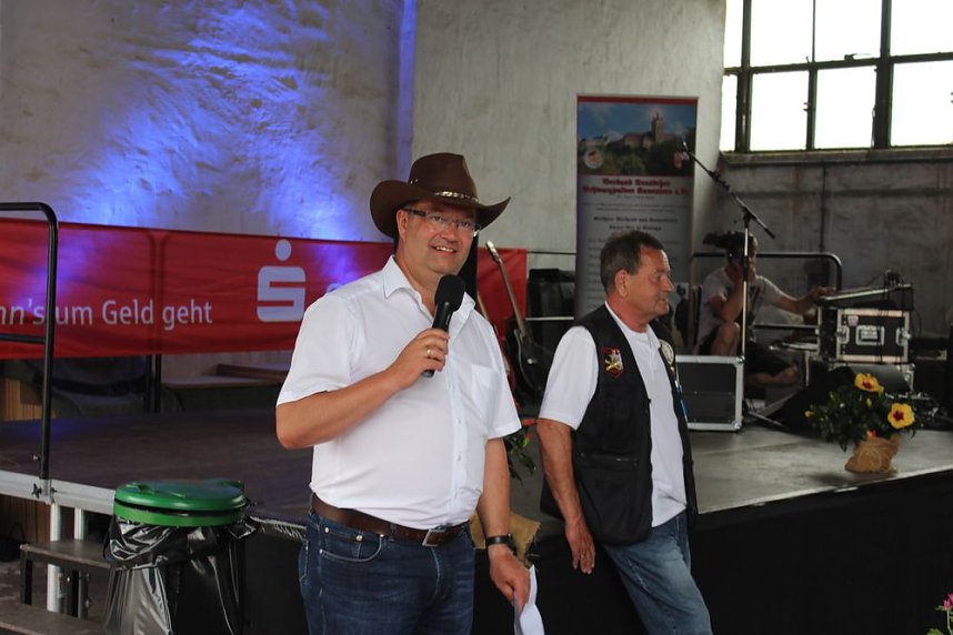 Sponsoren beim Schie&szlig;en auf dem Dickkopf