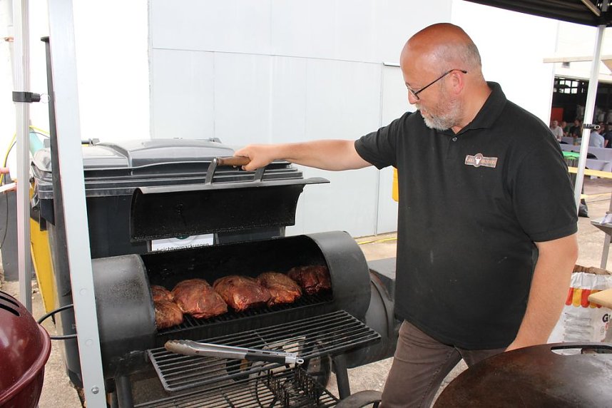 Sponsoren beim Schie&szlig;en auf dem Dickkopf