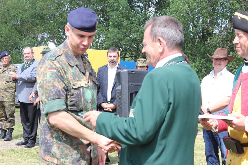 Gro&szlig;e Parade auf dem Dickkopf