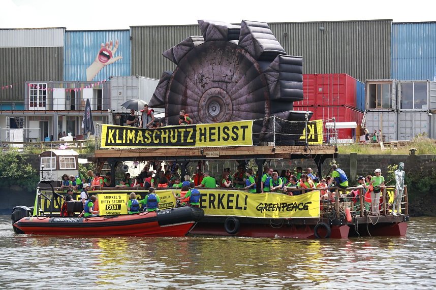 Wasserdemo auf der Elbe