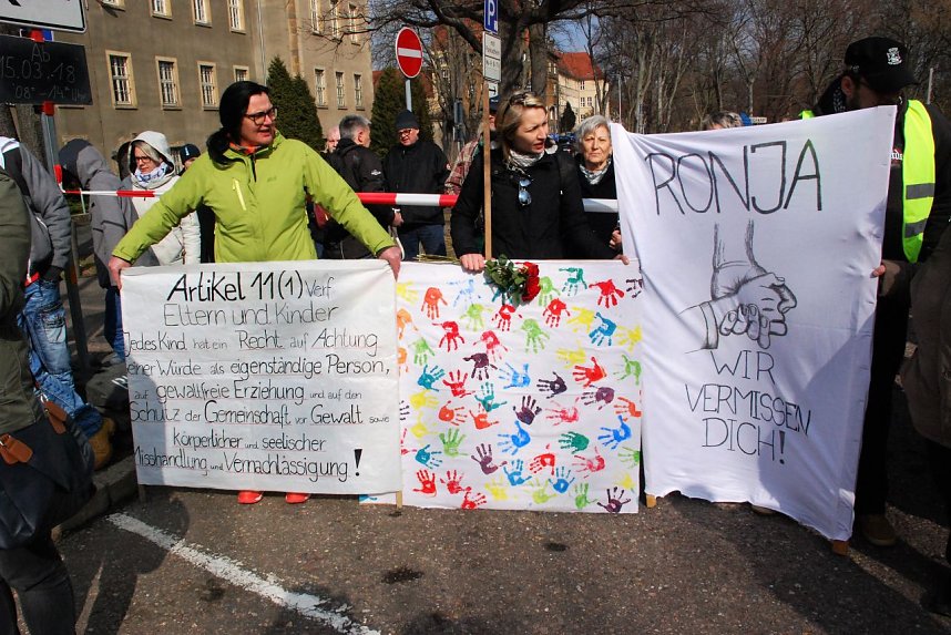 Helbraer Freunde der gegen ihren Willen von ihrem Vater getrennten 8-J&auml;hrigen M&auml;dchens reichten ihr symbolisch die Hand (Mitte)