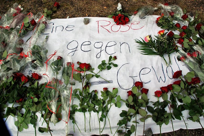 Viele Kundgebungsteilnehmer brachten Rosen mit.