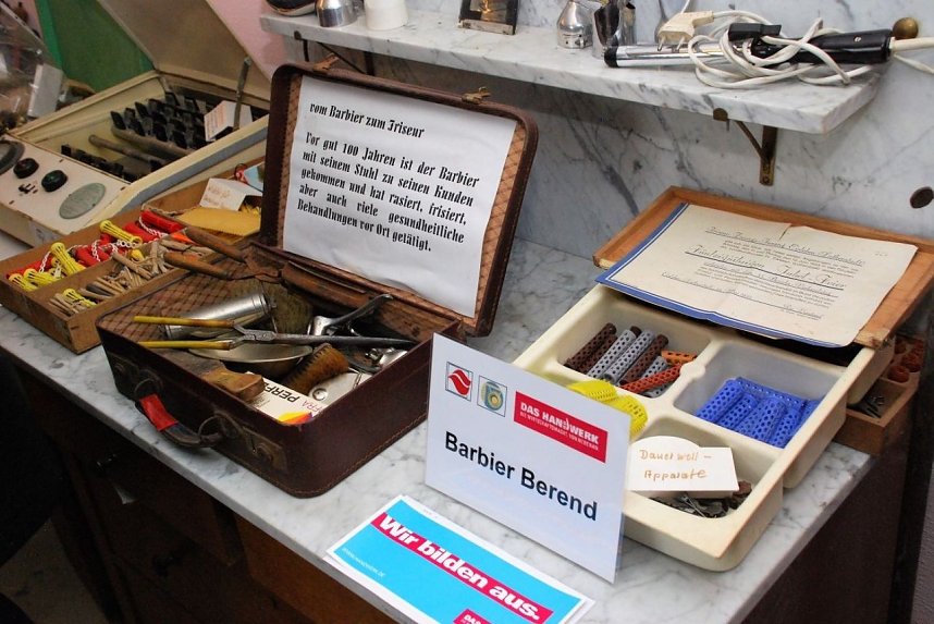 Das Friseurhandwerk ist als Handwerk im w&ouml;rtlichen Sinne bis heute seinen Traditionen treu geblieben. Und es gibt inzwischen sogar wieder � wie vor mehr als 100 Jahren � Friseure, die in die Wohnungen ihrer Kunden kommen und diesen dort die Haare schneiden. Denn was Friseure k&ouml;nnen, k&ouml;nnen nur Friseure, hei&szlig;t es nicht zu Unrecht in einem Werbespot der Friseurinnung. Foto: J. Miche