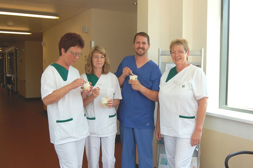 Pflegedirektorin Renate Hohmann (re) bedankt sich bei dem Pflegeteam in Eisleben