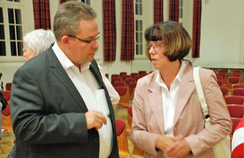 Landr&auml;tin Dr. Angelika Klein und Landtagsabgeordneter Jens Diederichs nach der Gala im Gespr&auml;ch