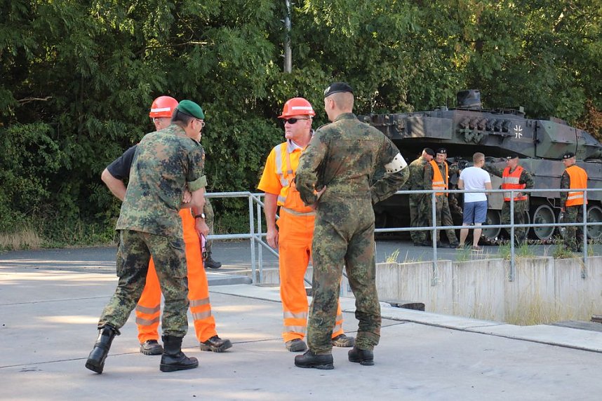 Panzer in Richtung Litauen verladen