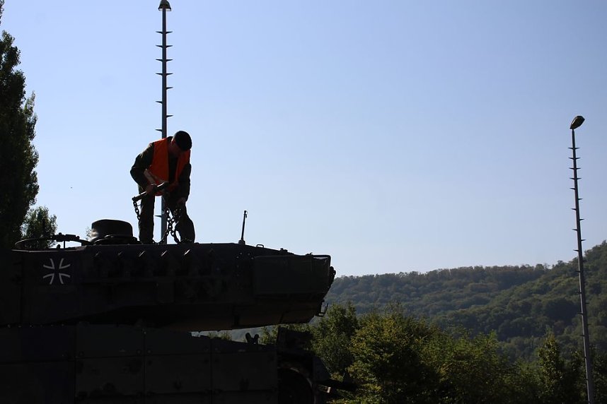 Panzer in Richtung Litauen verladen